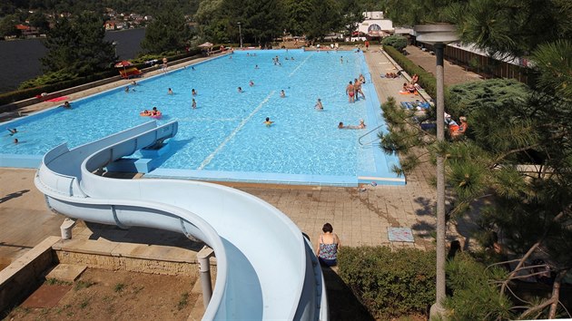 Jeden z bazénů na koupališti Brná byl v minulých dvou týdnech opakovaně znečištěn výkaly, proto areál kontrolují i strážníci. (31.7.2018)