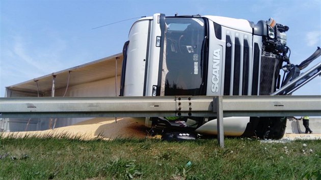 Na slovenské dálnici se převrátil kamion převážející kukuřici. (29. července 2018)