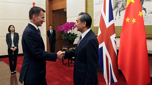 Britsk ministr zahrani Jeremy Hunt se v Pekingu setkal se svm nskm protjkem Wangem Yi. (30. ervence 2018)