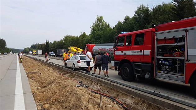Nehoda několika kamionů v zúžení na 103. kilometru D1. V pondělí ráno uzavřela u Větrného Jeníkova dálnici na Prahu.