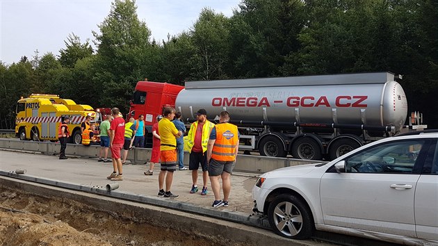 Nehoda několika kamionů v zúžení na 103. kilometru D1. V pondělí ráno uzavřela u Větrného Jeníkova dálnici na Prahu.
