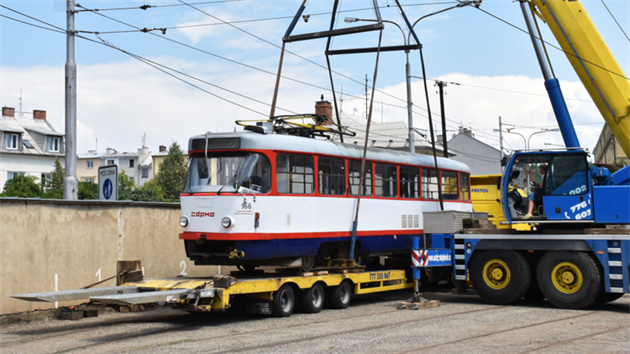 Nakldn tramvaje v Olomouci. Jet tsn ped naloenm se v n zstupci sdruen projeli.