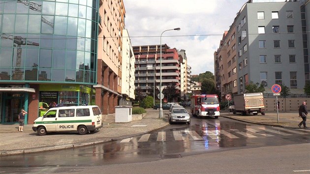 V prask Pakov ulici najela dodvka na hydrant. Unikly destky tisc litr vody. (30.7.2018)