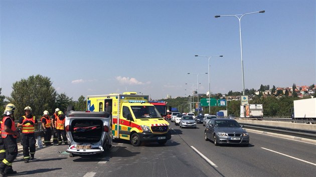 Při dopravní nehodě na Jižní spojce se zranil jeden člověk (31.7.2018).