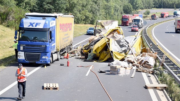 Nehoda kamionu, dodávky a osobního automobilu zablokovala dálnici D6 u Sokolova.