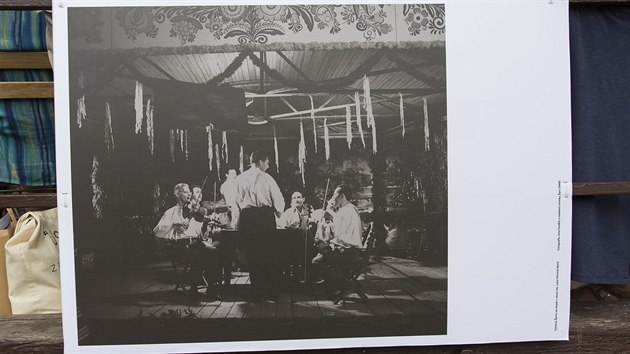 Tuto fotografii z natáčení Žertu s cimbálovou muzikou zájemci najdou na altánku ve Smetanových sadech.