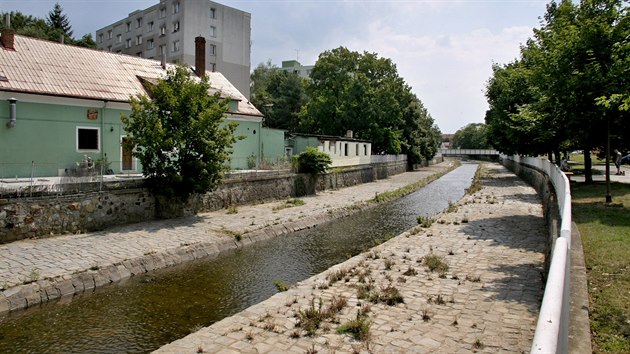 Řeka Klabava protéká městem Rokycany. (24. 7. 2018)