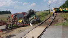Po sráce vlaku s traktorem u Smrkovic na Písecku vykolejil vlak. (31. ervence...