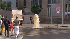 V praské Paíkov ulici najela dodávka na hydrant. Unikly desítky tisíc litr...