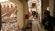 Při záchraně hasiči používají sací bagr na sutiny. Budova je podle statiků... | na serveru Lidovky.cz | aktuální zprávy