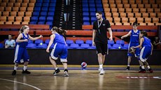 Tomáš Satoranský se na svém kempu věnuje mladým basketbalistkám a...