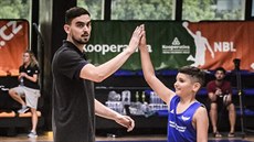 Tomá Satoranský na svém kempu povzbuzuje mladého basketbalistu.