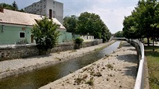 eka Klabava protéká mstem Rokycany. (24. 7. 2018)