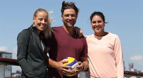 Beachvolejbalový trenér Simon Nausch s Markétou Nausch Slukovou (vlevo) a...