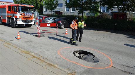 Horkem zmklý asfalt se na beclavských silnicích hroutí do vymletých míst...