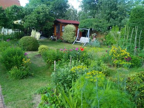 tenka na zahrad s lskou opeovv vedle kvtin i zhony zeleniny a bylinek.
