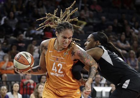 Kelsey Boneová (vpravo) z Las Vegas fauluje  Brittney Grinerovou z Phoenixu.