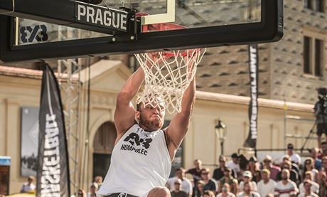 Ondej ika z týmu Humpolec na turnaji Prague Masters smeuje do koe Piranu.