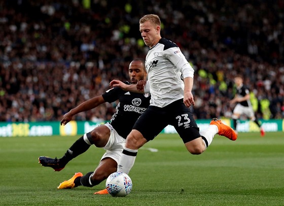 Matj Vydra (vpravo) v dresu Derby County. Od pítí sezony bude hájit barvy...