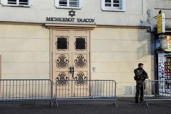 Policista hlídá ped vchodem do paíské synagogy.