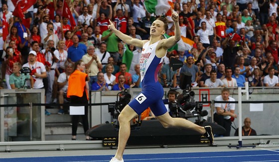 Norský mladík Karsten Warholm slaví titul mistra Evropy na trati 400 metrů...