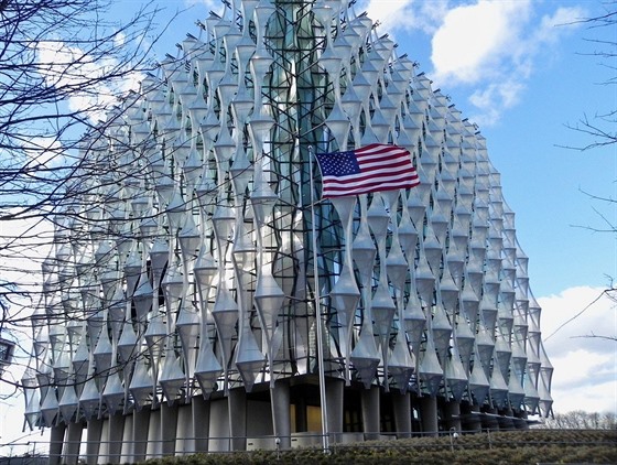 Nová budova ambasády Spojených s tátů v Londýně, která stála miliardu dolarů.