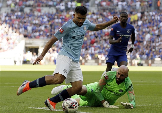 Sergio Agüero se snaží překonat brankáře Chelsea během anglického Superpoháru.