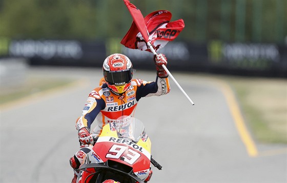 panlský jezdec Marc Marquez oslavuje tetí msto z Velké ceny eské republiky.