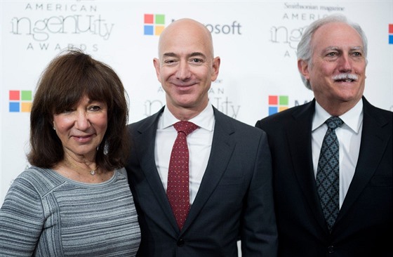 Jeff Bezos s matkou Jackie a nevlastním otcem Mikem.