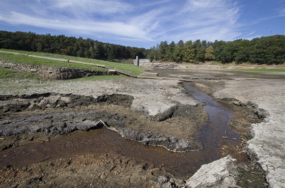 Loni v létě vlivem sucha byla bez vody i přehrada Pařížov na řece Doubravce.