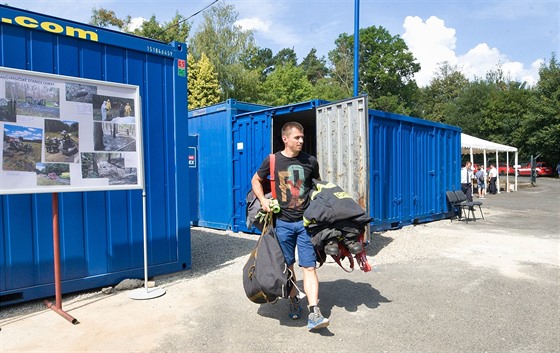 Buky jsou klimatizované. Je tu denní místnost, sklad, sociální zázemí, lonice...