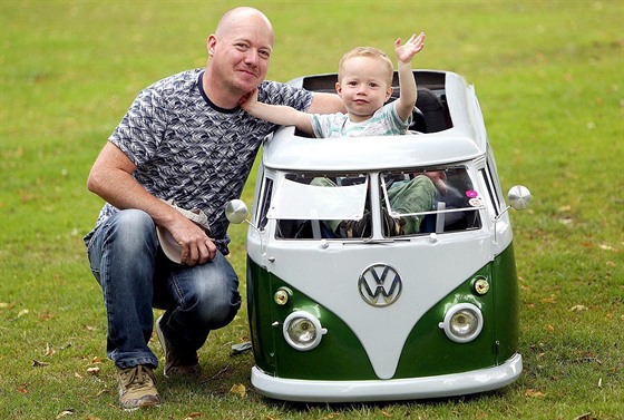 Brit Keith Mitchell vyrobil pro svého tříletého syna funkční elektrickou...