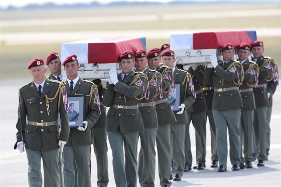 Pietní ceremoniál při příletu ostatků tří českých vojáků padlých v Afghánistánu...