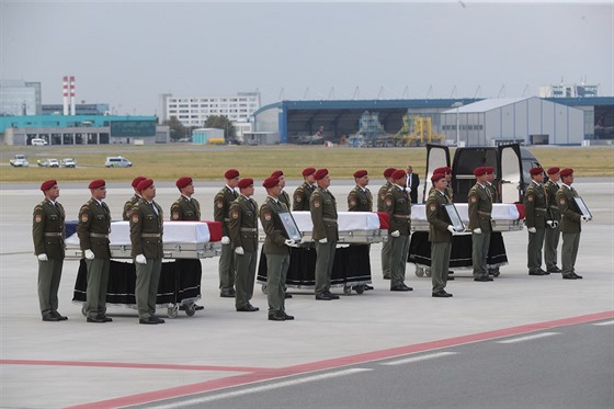 Pietní ceremoniál pi píletu ostatk tí eských voják padlých v Afghánistánu...