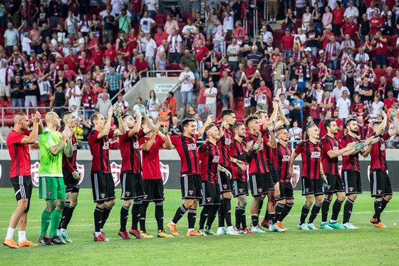 HOŠI, ĎAKUJEM! Fotbalisté Spartaku Trnava oslavují s fanoušky postup do 3....
