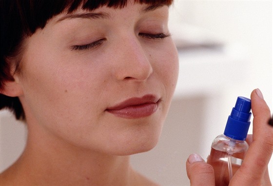 Fixační spreje na make-up dokáží líčidla zafixovat až na osm hodin.