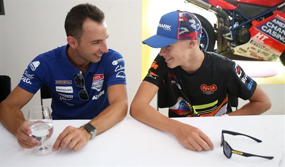 Jakub Kornfeil (vlevo) a Filip Sala na tiskové konferenci ped loskou Velkou cenou Brna. Te se potkávají v jednom týmu Moto3.
