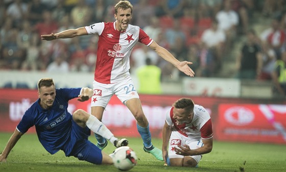 Slávistický útoník Stanislav Tecl (vpravo) padá po zákroku Tomasze Kedziory z...