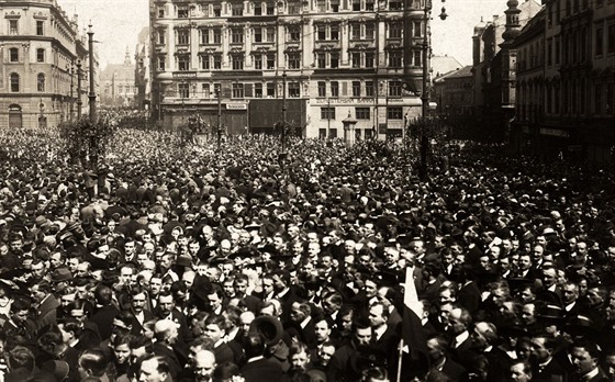 Po oznámení o vzniku Československa se lidé scházeli na dnešním náměstí Svobody