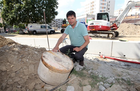 Havlíkobrodský místostarosta Libor Honzárek ukazuje mlýnský kámen, který se...