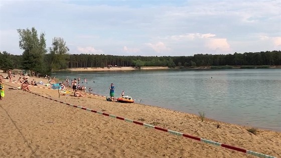 Na jeze�e Lhota se utopili dva chlapci, hledali je hasi�i i policie