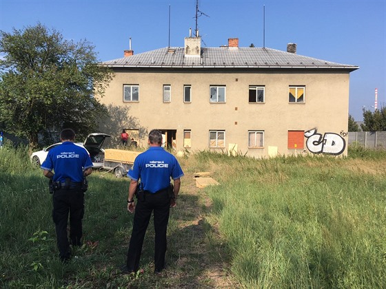 Ped pár dny byli v Otrokovicích bezdomovci vysthování z nevyuívané budovy u Kauflandu.