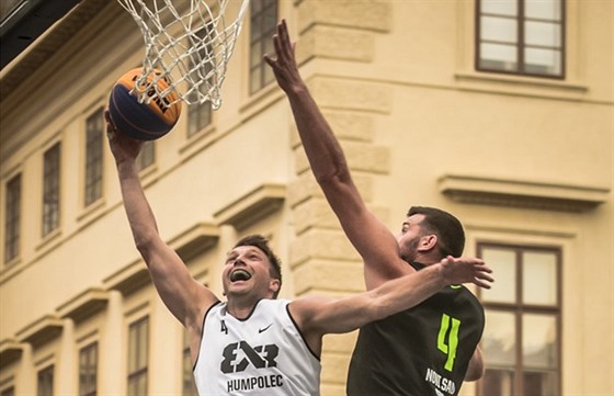 Ondej Dygrýn (vlevo) z týmu Humpolce na praském turnaji 3x3 atakuje ko...