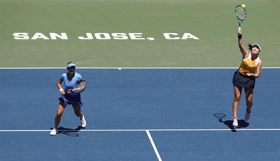 Květa Peschkeová (vlevo) a Čchan Jüng-žan ve finále tenisového turnaje v San...