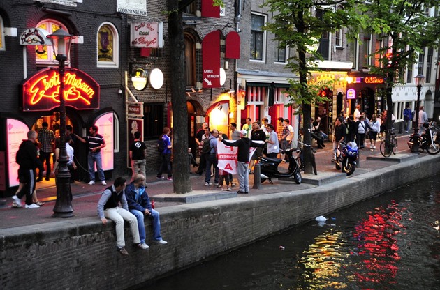 Město, kde je vše dovoleno? Amsterdam mění image a válčí s neslušnými turisty