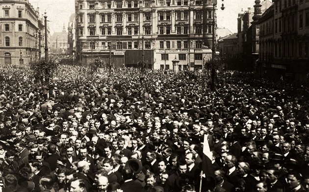 Na dnením námstí Svobody se lidé na podzim 1918 v Brn scházeli.