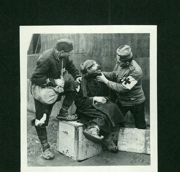 Léka Georg Langer zachytil zajatecký tábor v Martínkovicích: "Zubní technici".