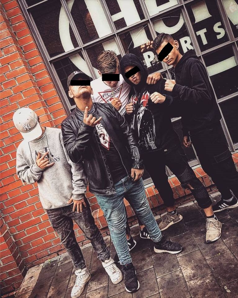 V�dce brn�nského Va�kovka gangu, který si nechá �íkat Kapitán (druhý zleva), má...