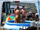 Slováci si do bazénu sami dovezli vodu z domova nákladním autem (4.8.2018).