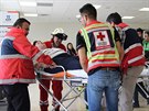Záchranáři ošetřují zraněnou po nehodě mexického letadla (31.7.2018)